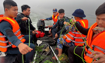 Đặc công Hải quân tìm thấy 1 nạn nhân vụ lật tàu trên hồ Thác Bà