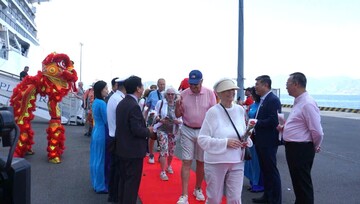 Khánh Hòa đón 800 du khách trên tàu biển hạng sang Seven Seas Explorer
