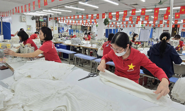 Hơn 12.000 lao động May 10 ra quân sản xuất đầu xuân Bính Ngọ