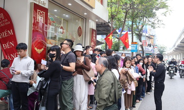 Chùm ảnh: Người dân xếp hàng dài đợi mua vàng cầu may đầu năm