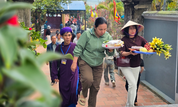 Xếp hàng cầu bình an tại ngôi đền cổ thờ Chế Thắng phu nhân