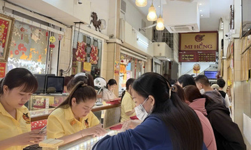 TP. Hồ Chí Minh: Tiệm vàng đông khách từ sớm trước ngày vía Thần Tài
