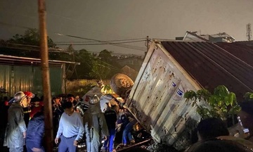 Diễn biến vụ xe tải bị tàu hỏa tông trực diện tại Hà Nội