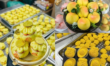 Bánh kem thỏi vàng 'cháy hàng' trước ngày vía Thần Tài