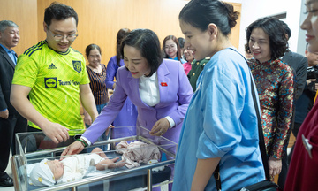 Tạo điều kiện thuận lợi hơn để cán bộ y tế yên tâm công tác, cống hiến