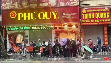 Hà Nội: Người dân đội mưa đổ về các 'phố vàng'  từ rạng sáng