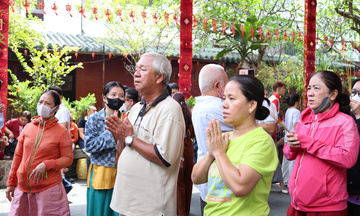 TP. Hồ Chí Minh: Tấp nập người dân đến dâng lễ ngày vía Ngọc Hoàng