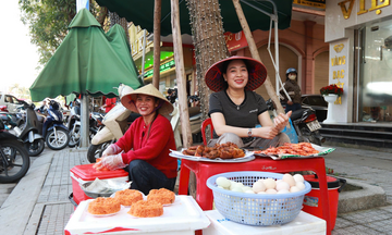 Bán xôi vỉa hè thu hàng chục triệu đồng trong ngày vía Thần Tài