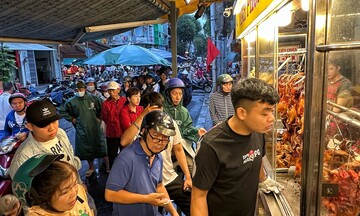 TP. Hồ Chí Minh: Cá lóc nướng, vịt quay, heo quay hút khách ngày vía Thần Tài