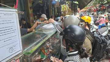 Đà Nẵng: Người dân chen chân mua đồ cúng Thần tài