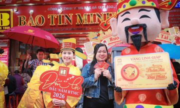 Ngày vía Thần Tài: Phố vàng 'nóng' từ rạng sáng, khách chen kín lối