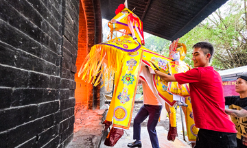 Đốt ngựa giấy khổng lồ: Đừng để lòng thành biến tướng thành ‘chạy đua’ tài chính