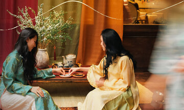 Chiêm ngưỡng di sản Hàng Trống giữa quán trà trong ngõ nhỏ Hà Nội