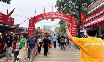 Hà Nội: Hàng nghìn người đổ về Phủ Tây Hồ đi lễ ngày cuối tuần