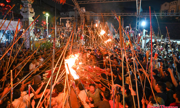 Độc đáo nghi lễ người dân mang sào đi xin lửa thiêng lúc nửa đêm ở làng Văn Nội