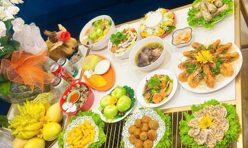 Mâm cúng đặt sẵn hút khách ngày tết Nguyên tiêu