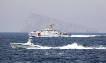 Giá dầu thế giới tăng vọt khi eo biển Hormuz tê liệt