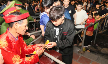 Hàng nghìn người xếp hàng xuyên đêm dự Lễ phát lương Đền Trần Thương