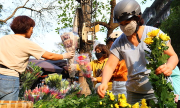 Người dân Thủ đô tất bật sắm lễ trong ngày rằm tháng Giêng