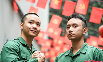 Tạm rời ghế nhà trường, anh em ruột tình nguyện lên đường nhập ngũ