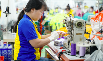 Hút vốn vào sợi, dệt, nhuộm: Khó khăn đang 'níu chân' ngành dệt may