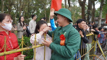 Chùm ảnh: Khoảnh khắc xúc động, tự hào trước giờ nhập ngũ