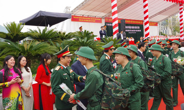 Thanh niên Cao Bằng hăng hái lên đường bảo vệ Tổ quốc