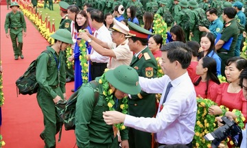 Thanh niên Đồng bằng sông Cửu Long hăng hái lên đường nhập ngũ