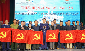 Tuyên truyền pháp luật, tặng quà cho người dân xã Phúc Lộc