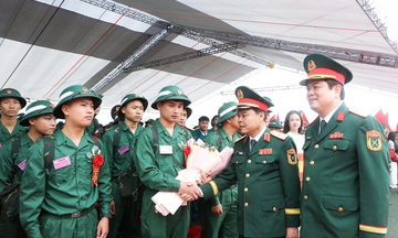 Gần 1.700 tân binh Hà Tĩnh lên đường tòng quân