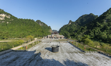 Chiếc vạc đồng khổng lồ  vinh danh Sư tổ nghề đúc đồng Việt Nam  