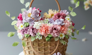 Thị trường quà tặng 8/3 sôi động, giỏ hoa có thể 'ăn được' hút khách