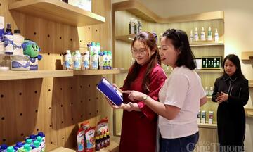 Khai mạc Không gian trưng bày, livestream 'Sức sống hàng Việt' lần 2