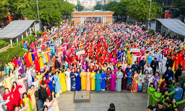 Hàng nghìn người đồng diễn áo dài trên phố đi bộ Nguyễn Huệ sáng 8/3 