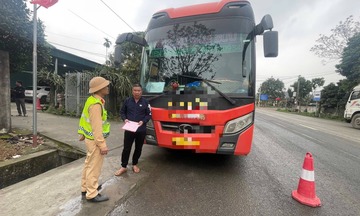 Tuyên Quang: Phát hiện xe khách 19 chỗ chở 60 người