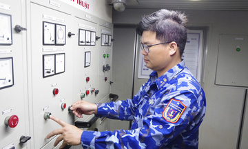 Lặng thầm giữ bình yên nơi đầu sóng