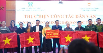 Tặng quà Mẹ Việt Nam anh hùng và tuyên truyền pháp luật biển đảo