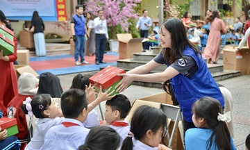 Trao tặng gần 7.400 suất quà cho học sinh khó khăn tại Đà Nẵng