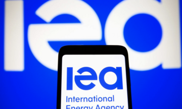 IEA xả kho dự trữ dầu lớn kỷ lục, đối phó cú sốc năng lượng