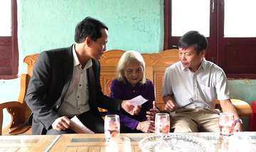 Mang thùng phiếu đến tận nhà giúp Mẹ Việt Nam anh hùng bỏ phiếu