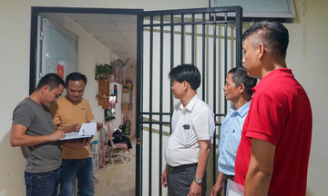 Đà Nẵng: Đi từng ngõ, gõ cửa từng nhà phát thẻ cử tri cho công nhân