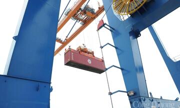 Xuất nhập khẩu giữ đà tăng trưởng ổn định giữa nhiều biến động