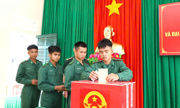 Những lá phiếu bầu cử sớm gửi trọn niềm tin nơi tuyến đầu Tổ quốc