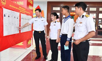 Rộn ràng ngày hội bầu cử ở Vùng 5 Hải quân