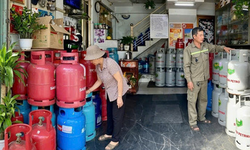 TP. Hồ Chí Minh: Nguồn cung gas hạn chế, nhiều cửa hàng chỉ còn bình nhỏ