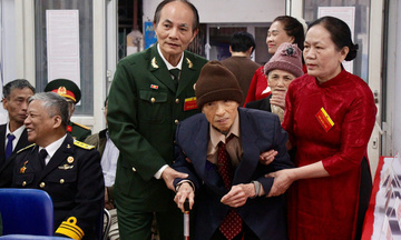 Những cử tri 'đặc biệt' đi bầu cử, thực hiện quyền công dân 