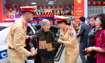 Cảnh sát giao thông Hà Nội hỗ trợ cử tri 101 tuổi đi bỏ phiếu