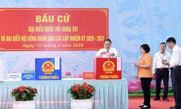 Chủ tịch Quốc hội bỏ phiếu tại đơn vị bầu cử số 5, xã Hóc Môn, TP. Hồ Chí Minh