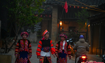 Cử tri Lũng Cú vượt núi đá tai mèo đi bầu cử