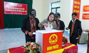 Bố trí xe và bữa ăn sáng cho cử tri đồng bào dân tộc Chứt 